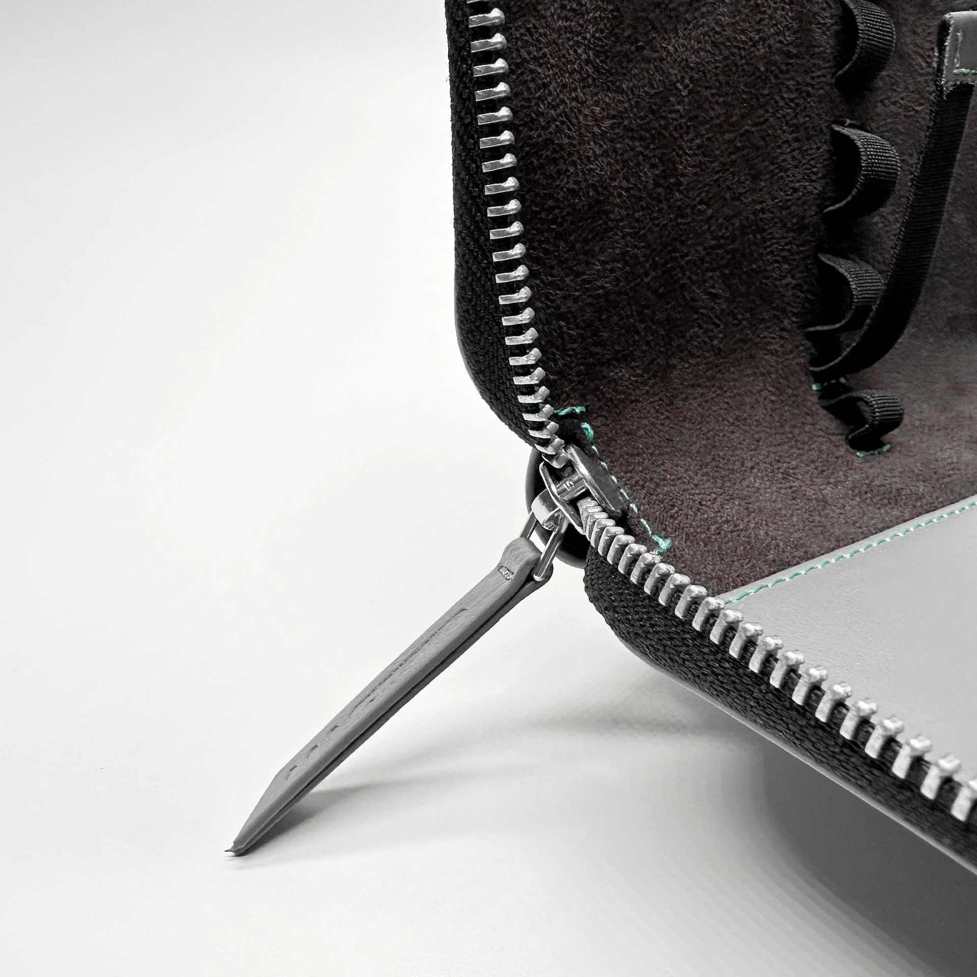 LABS.04 COMPANION LEATHER ADJUSTABLE PEN POUCH - 5 PENS - ELEPHANT GREY - Image 5